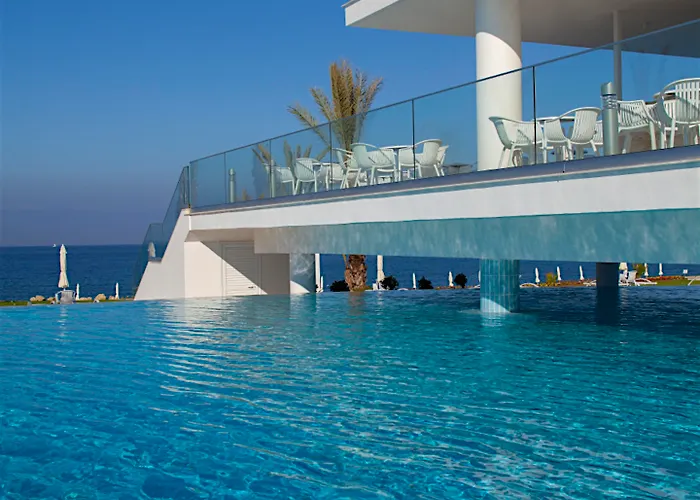 King Evelthon & 5* Klorakas